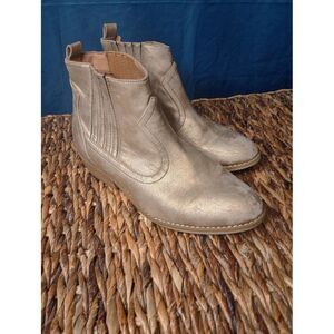 Universal Thread Brand ~ Women's Size 9~ Metallic‎ Gold ~ Western Ankle Boots